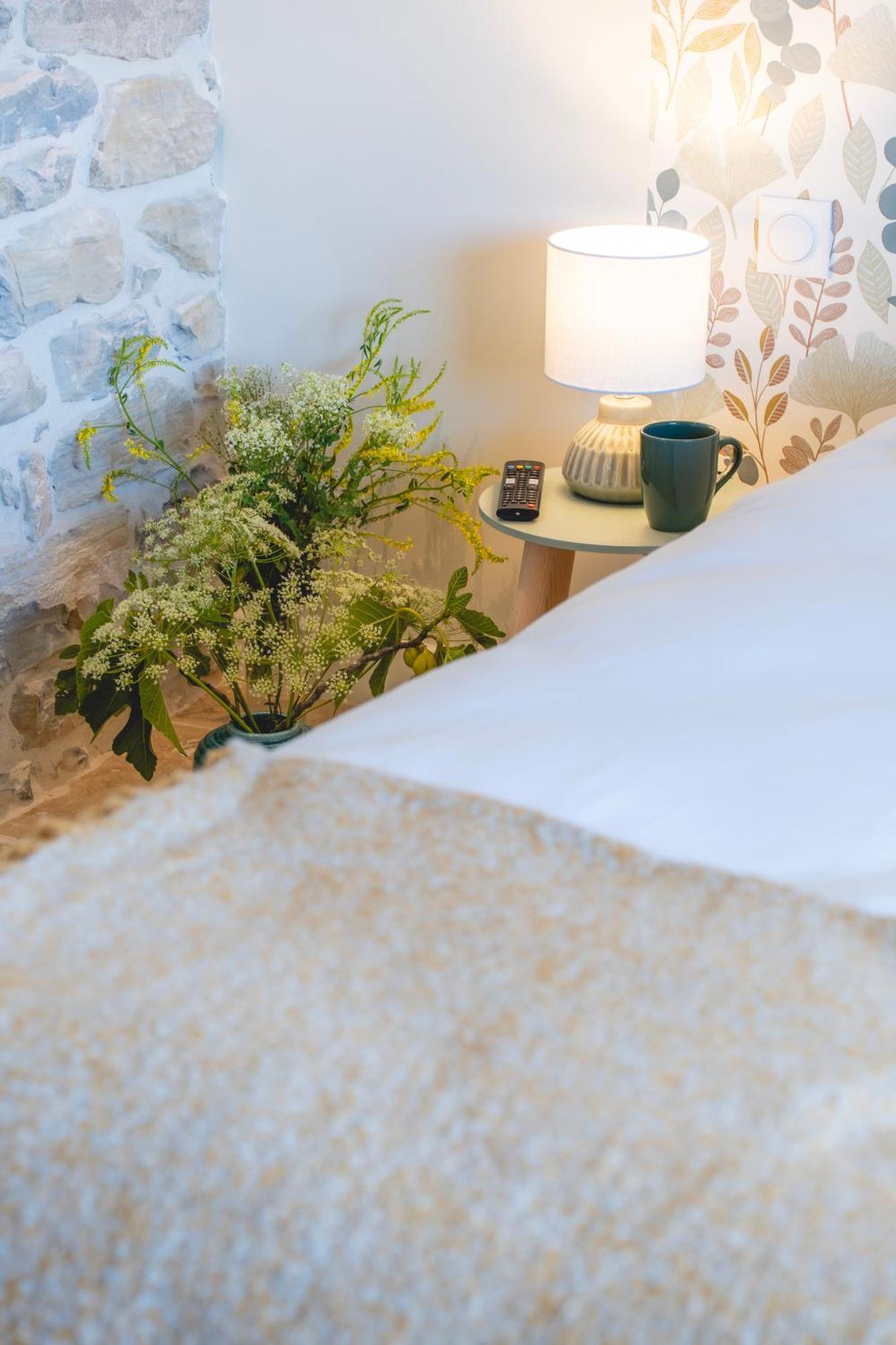 Hotel Les Terres Aoyama Saint Julien Les Rosiers Esterno foto