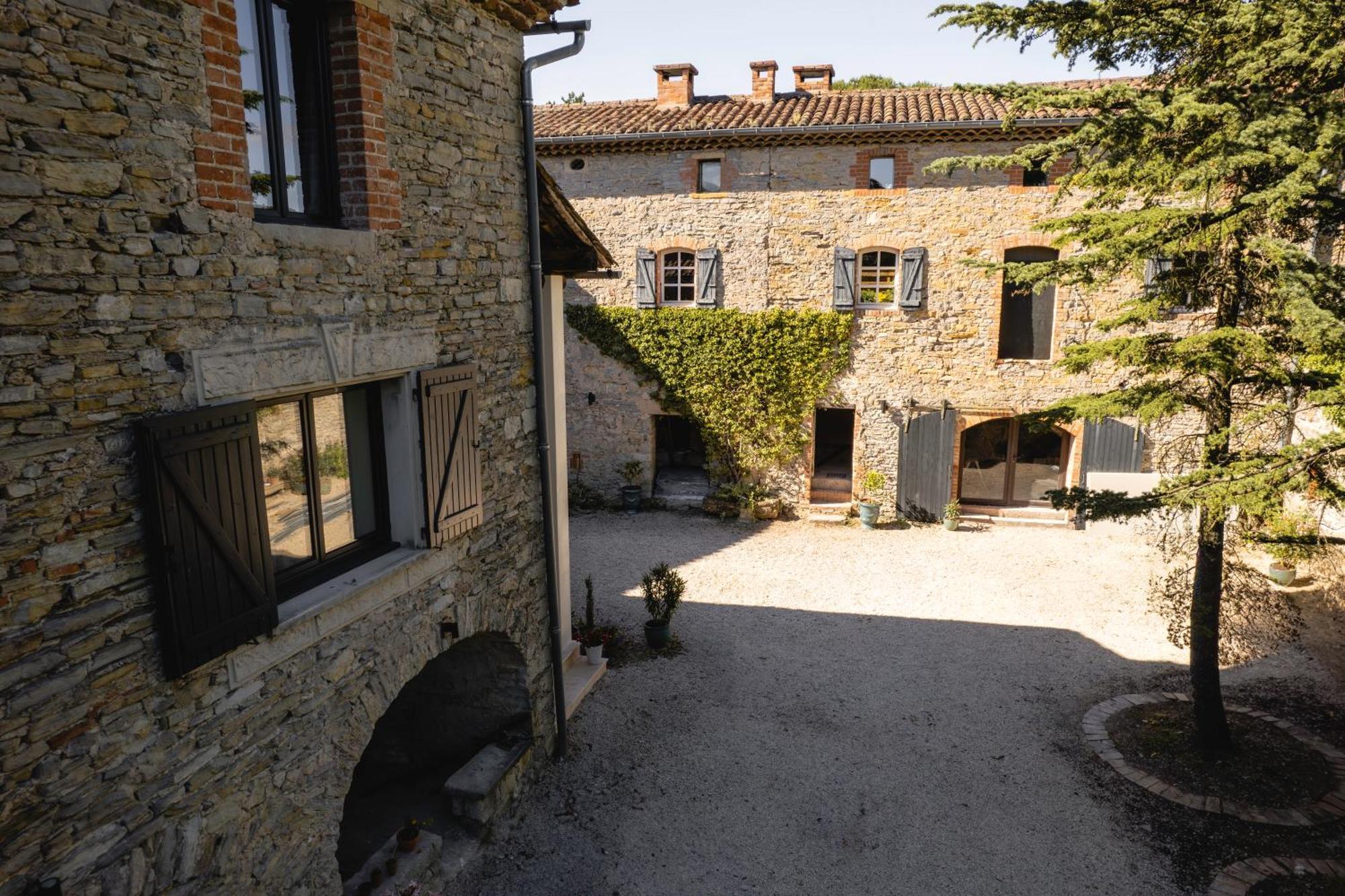 Hotel Les Terres Aoyama Saint Julien Les Rosiers Esterno foto
