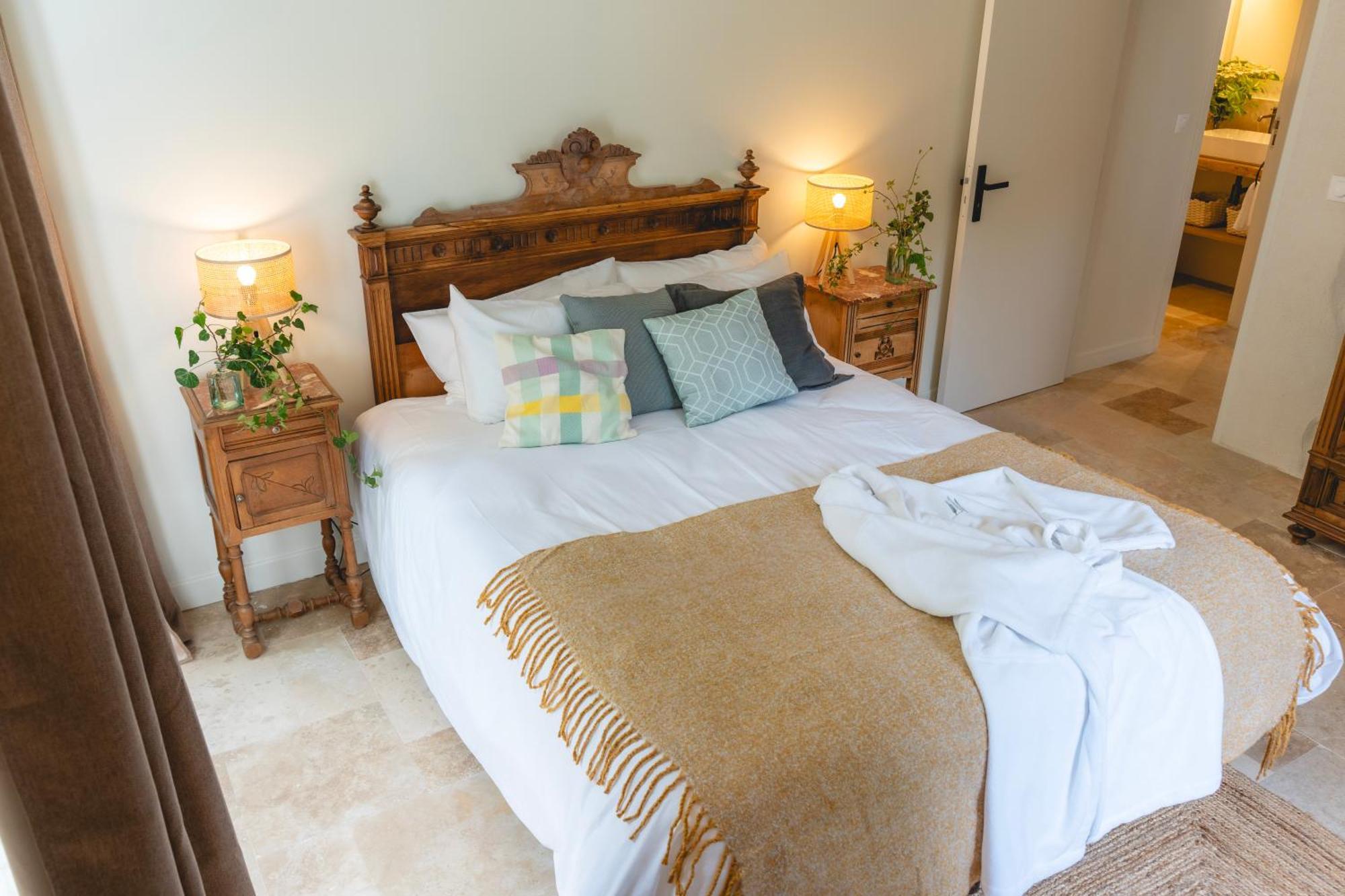 Hotel Les Terres Aoyama Saint Julien Les Rosiers Esterno foto