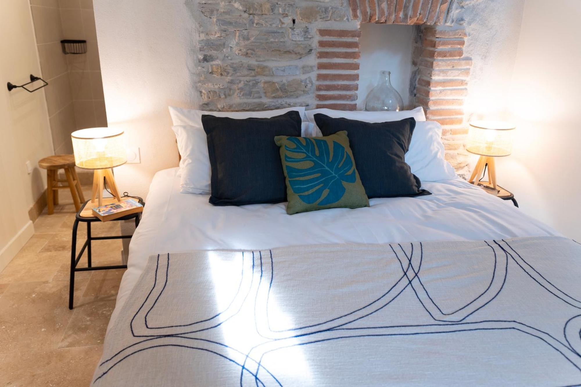 Hotel Les Terres Aoyama Saint Julien Les Rosiers Esterno foto
