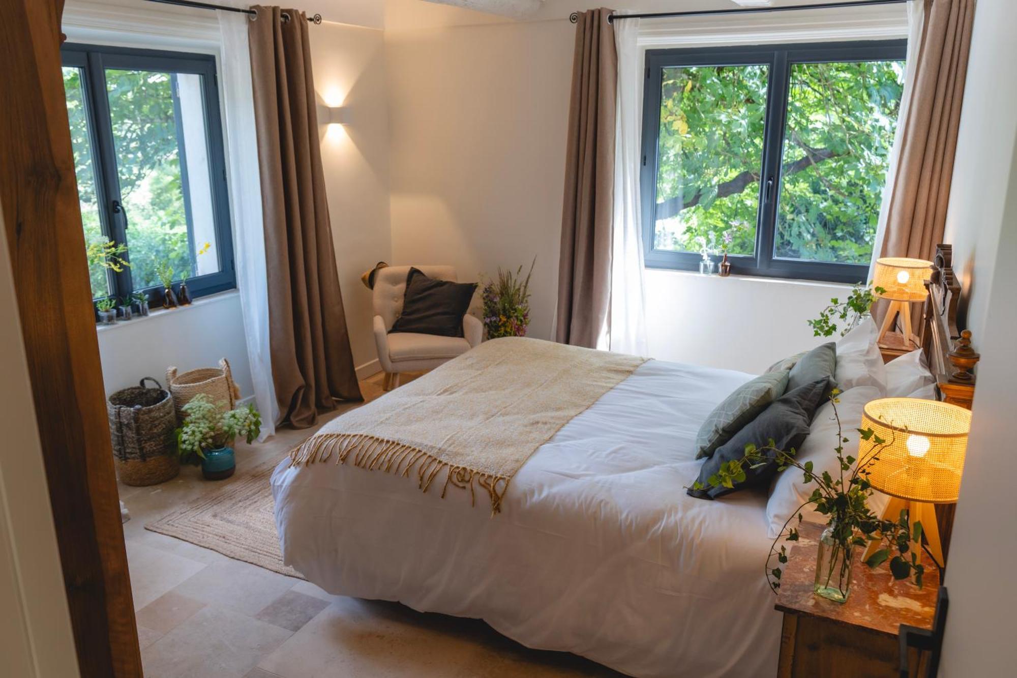 Hotel Les Terres Aoyama Saint Julien Les Rosiers Esterno foto