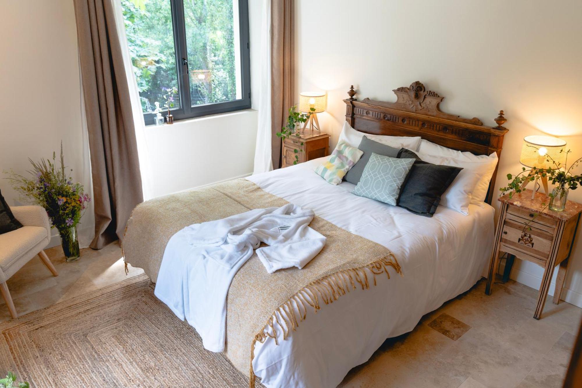 Hotel Les Terres Aoyama Saint Julien Les Rosiers Esterno foto