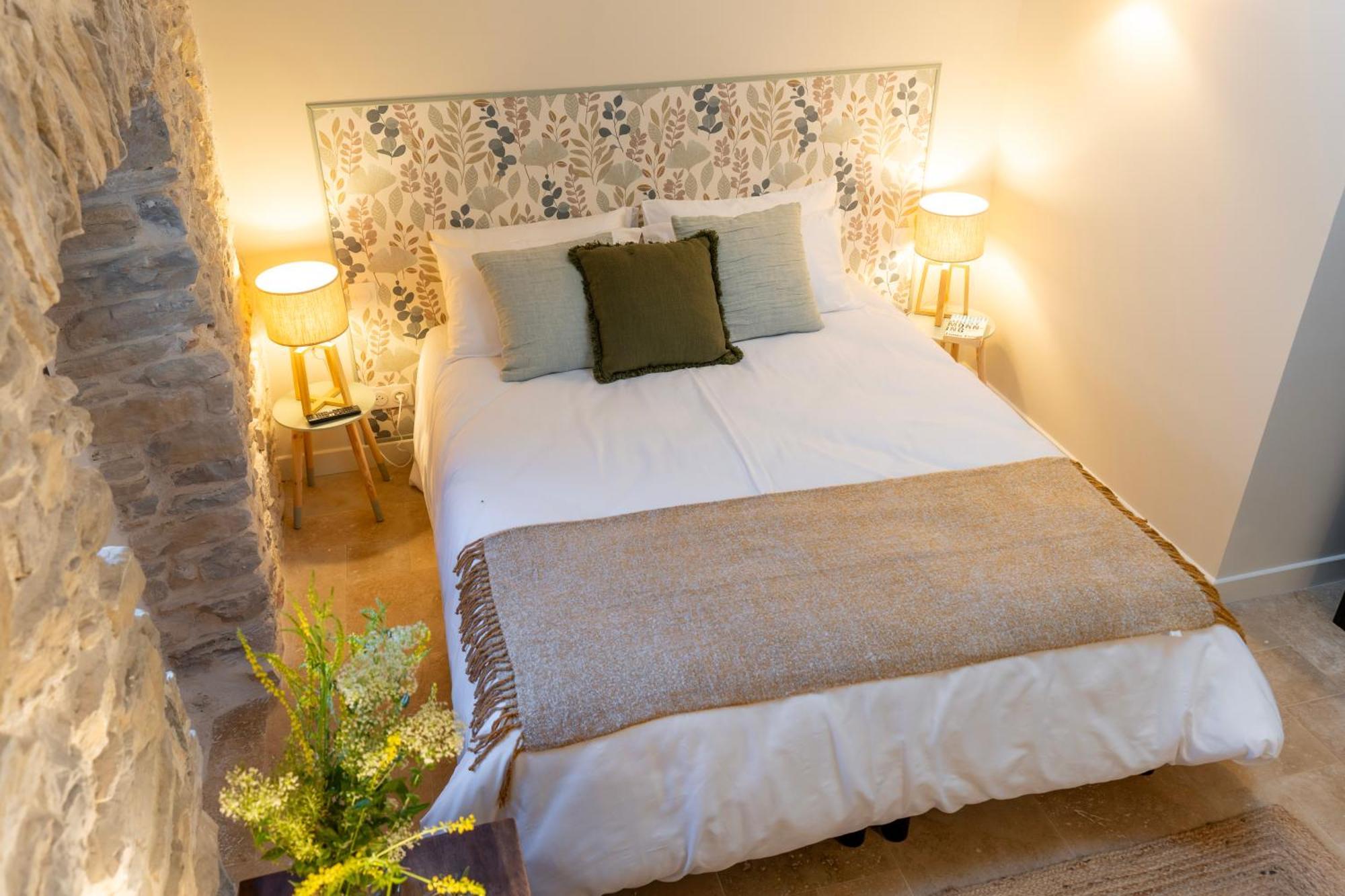 Hotel Les Terres Aoyama Saint Julien Les Rosiers Esterno foto